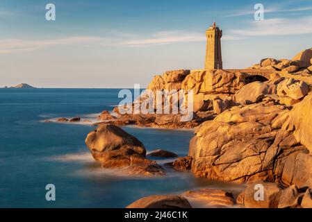 Phare de Ploumanach à l'heure d'or à Perros-Guirec, Côtes d'Armor, Bretagne, France Banque D'Images