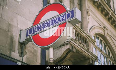 Holborn, Londres, Royaume-Uni - 12 avril 2016 : panneau de couleur vive pour le métro londonien, à l'extérieur d'un bâtiment. Banque D'Images