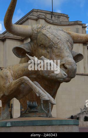 Statues 'Taureau et Daim' - 'taureau et cerf' - par Paul Jouve - Trocadéro - Paris - France Banque D'Images