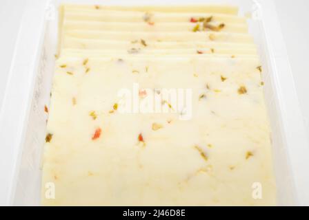 Tranches de fromage Pepper Jack isolées sur fond blanc Banque D'Images