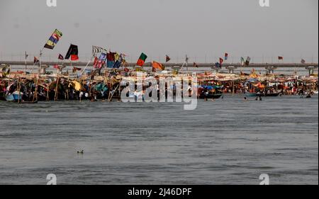 Des drapeaux religieux se branlent sur le magasin local de culte et de choses religieuses à la banque de Sangam, un confluent des rivières saintes Ganges, Yamuna et Saraswati. Banque D'Images