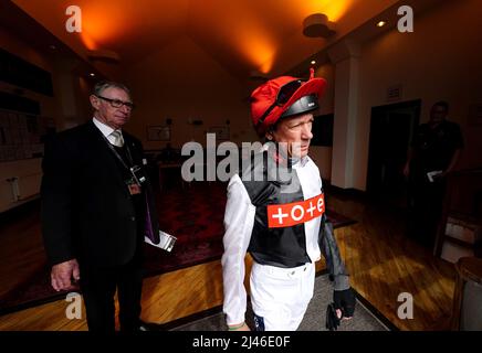 Le Jockey Frankie Dettori quitte la salle de pesée avant le comte de Sefton bet365 lors du premier jour de la réunion Craven de bet365 à l'hippodrome de Newmarket, Newmarket. Date de la photo: Mardi 12 avril 2022. Banque D'Images