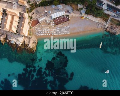 Vue aérienne de la plage de Banje dans la ville de Dubrovnik sur la mer Adriatique, Croatie, Europe. Vue de dessus. Destination de vacances d'été Banque D'Images