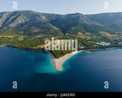 Vue aérienne de la plage de Zlatni sur la mer Adriatique, bol, île de Brac, Croatie. Station de vacances d'été Banque D'Images