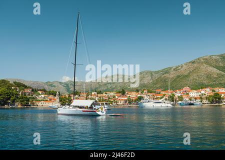 Ville de Cavtat dans la région de Dalmatie, Croatie. Baie en mer Adriatique avec yachts et bateaux. Station de vacances d'été Banque D'Images