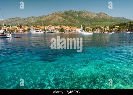 Belle vue sur la ville de Cavtat avec des yachts et des bateaux sur la mer Adriatique, Dalmatie, Croatie. Concept de vacances d'été. Station touristique populaire près de Dubrovnik Banque D'Images