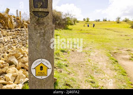 Cotswold Way National Trail and sign; personnes marchant sur le sentier de Cotswold Way près de Broadway, les Cotswolds, Worcestershire UK Banque D'Images