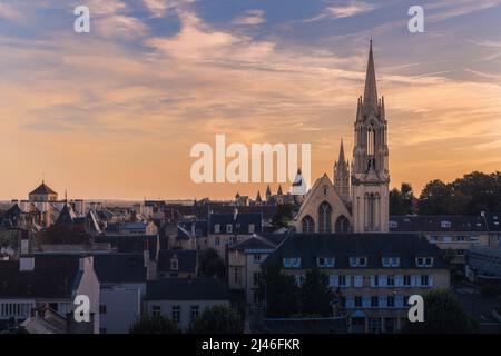 Paysage urbain aérien de Caen, Normandie, France. Belle vue sur le coucher du soleil sur la vieille ville de Caen avec église et toits. Destination touristique populaire Banque D'Images