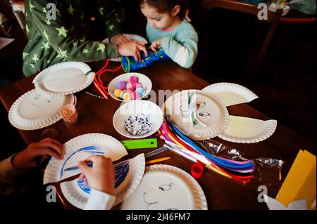 Préparation au concept de Pâques. Les enfants font du lapin et des œufs à la main. Banque D'Images