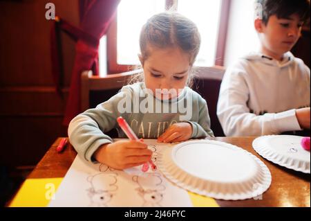 Préparation au concept de Pâques. Petite fille dessin lapin. Banque D'Images