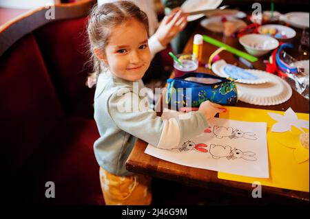 Préparation au concept de Pâques. Petite fille dessin lapin. Banque D'Images