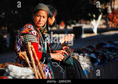 Femmes vendant de l'artisanat de laine dans la rue - Ouzbékistan Banque D'Images