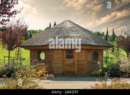 Petite cabane en bois mignonne. Petite maison dans le parc. Banque D'Images