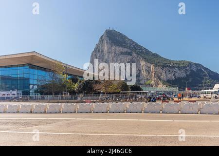 GIBRALTAR, Royaume-Uni - 7 AVRIL 2022 - Bâtiment du terminal de l'aéroport international de Gibraltar avec Gibraltar Rock en arrière-plan Banque D'Images
