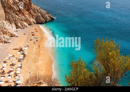 Plage de sable de Kaputas avec de l'eau bleue sur la côte de la région d'Antalya en Turquie avec parasols sur la plage. Destination du voyage Banque D'Images
