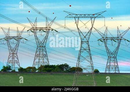 Lignes électriques sortant d'un barrage d'Itaipu, État de Parana, Brésil Banque D'Images