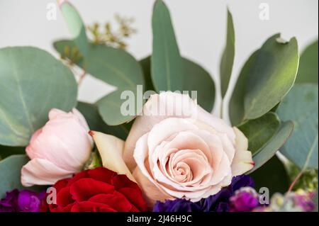 Rose poussiéreuse dans un bouquet de mariage avec de l'eucalyptus Banque D'Images