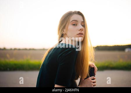 Portrait d'une jeune femme avec de longs cheveux blonds Banque D'Images