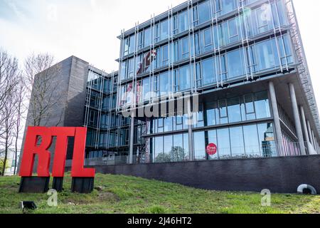 Bruxelles, Belgique, le 12 avril 2022. RTL Belgium est une filiale de DPG Media et du Groupe Rossel qui produit et publie des services de télévision spécifiques Banque D'Images