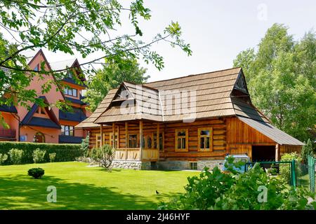 Zakopane, Pologne - 13 juin 2015 : une hutte en bois qui remonte aux alentours de 1907. Ce bâtiment est inscrit dans le registre municipal de l'architecture elle Banque D'Images