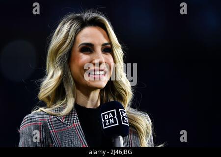 Turin, Italie. 10 avril 2022. Giorgia Rossi, ancre des émissions de DAZN, sourit avant la série Un match de football entre Torino FC et AC Milan. Le match s'est terminé par 0-0 ficelage. Credit: Nicolò Campo/Alay Live News Banque D'Images