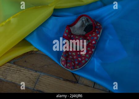 Chaussures pour enfants et drapeau de l'Ukraine, la guerre en Ukraine. Banque D'Images