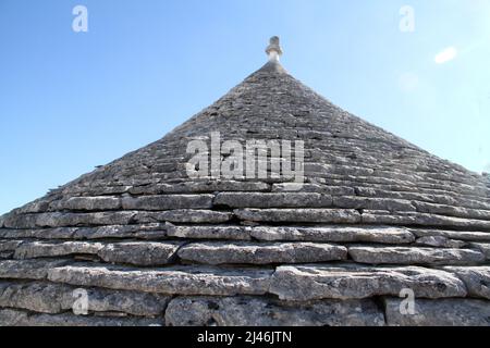 Le toit conique, au sommet, d'une maison traditionnelle de roche trullo vieille de 500 ans à Alberobello, en Italie. Banque D'Images