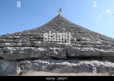 Le toit conique, au sommet, d'une maison traditionnelle de roche trullo vieille de 500 ans à Alberobello, en Italie. Banque D'Images