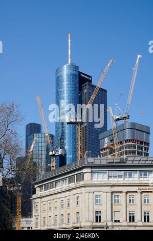 Francfort a. M., Allemagne - 26 mars 2022 : construction de quatre immeubles de grande hauteur dans le centre de Francfort, appelés FOUR Frankfurt Banque D'Images