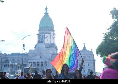 Buenos Aires, Argentine; 6 novembre 2021: LGBT Pride Parade. Une jeune femme qui porte un drapeau arc-en-ciel devant le Congrès national. Rétroéclairage de l'image Banque D'Images