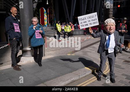 Une parodie Boris Johnson est vue avec les manifestants du changement climatique de l'extinction Rebellion a réussi à fermer les négociations à la plate-forme d'assurance, Lloyds of London, un assureur de compagnies de combustibles fossiles, dans la City de Londres, le quartier financier de la capitale, le 12th avril 202, à Londres, en Angleterre. Banque D'Images