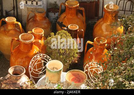 Bocaux traditionnels glacés à l'ocre à Alberobello, en Italie Banque D'Images