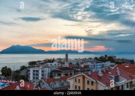 Vue sur la ville de Datca avec port et île au lever du soleil, province de Mugla, Turquie. Destination touristique d'été populaire en Turquie Banque D'Images