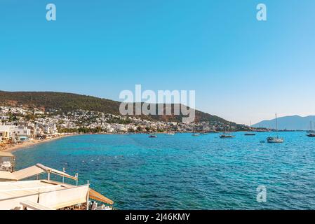 Vue sur la plage et la baie de Bodrum avec yachts à la journée ensoleillée, la province de Mugla, la Turquie, la mer Égée. Destination touristique d'été populaire en Turquie Banque D'Images