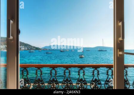 Vue fenêtre de l'hôtel sur l'eau turquoise de la mer Égée avec des yachts dans la ville de Bodrum, province de Mugla, Turquie, populaire station touristique d'été en Turquie Banque D'Images