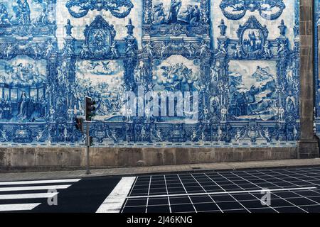 Rue de Porto avec église Igreja do Carmo façade décorée avec des tuiles azulejos bleues, de la traverse et des feux de circulation, Porto, Portugal. Voyage destination Banque D'Images