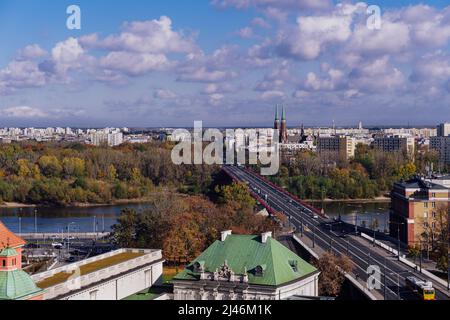 Vue aérienne panoramique de l'est de Varsovie, Pologne, jour avec bâtiments et pont Slasko-Dabrowski sur la Vistule avec des nuages boursouflés au-dessus. Banque D'Images