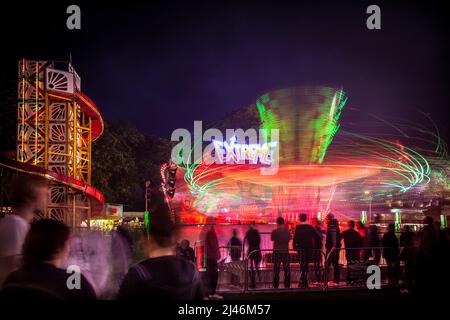 Images de longues expositions des manèges du parc d'expositions lors de la visite annuelle du festival « Witney Feast » en septembre. Banque D'Images