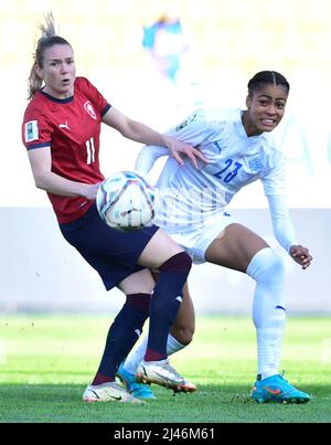 Teplice, République tchèque. 12th avril 2022. L-R Tereza Krejcikova (tchèque) et Sveindés Jane Jonsdottir (île) en action lors de la qualification match Islande contre République tchèque pour la coupe du monde de la femme 2022/23, le 12 avril 2022, à Teplice, République tchèque. Crédit : Ondrej Hajek/CTK photo/Alay Live News Banque D'Images