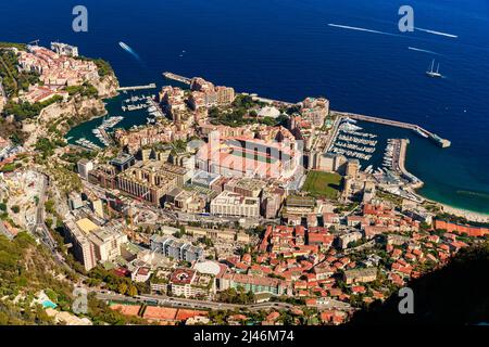 Vue aérienne du port Cap Dail au coucher du soleil, en France, beaucoup de bateaux sont amarrés dans la marina, vue de la vie de la ville de la Turbie montagne, méga yachts Banque D'Images