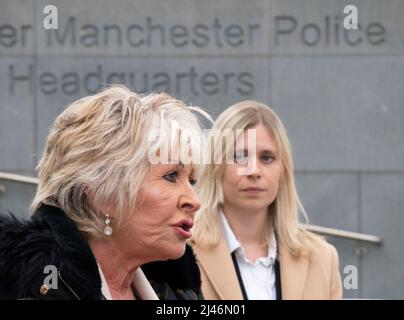 L'ancien détective Maggie Oliver (à gauche) et l'avocate Kate Ellis sont interrogés par des membres de la presse à l'extérieur du quartier général de la police du Grand Manchester, après que trois victimes de gangs de toilettage à Rochdale aient reçu des dommages « accessoires » et des excuses personnelles de la part du gendarme en chef de la police du Grand Manchester. Date de la photo: Mardi 12 avril 2022. Banque D'Images