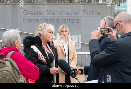 L'ancien détective Maggie Oliver (2nd à gauche) avec les avocats Harriet Wistrich (à gauche) et Kate Ellis (au centre), interviewé par des membres de la presse à l'extérieur du quartier général de la police du Grand Manchester, Après que trois victimes de gangs de toilettage à Rochdale ont reçu des dommages «substantiaux» et des excuses personnelles de la part du gendarme en chef de la police du Grand Manchester. Date de la photo: Mardi 12 avril 2022. Banque D'Images