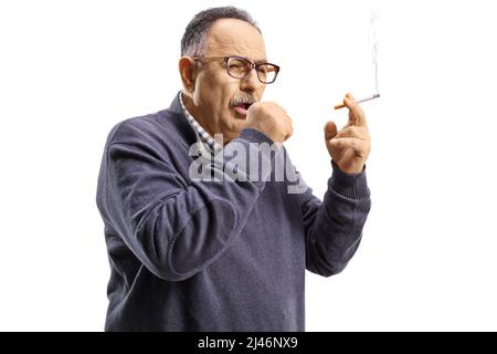 Homme mature fumant et toussant isolé sur fond blanc Banque D'Images