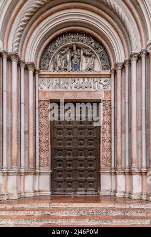 Le portail d'entrée de l'ancien baptistère, centre historique de Parme, Italie Banque D'Images