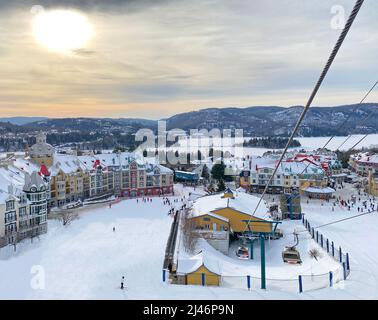 Mont Tremblant en hiver avec des funéraires en premier plan, Québec, Canada Banque D'Images