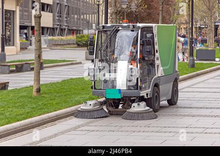 Nettoyage de printemps de véhicule de rue Sweeper au centre-ville Banque D'Images