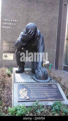 Statue de prière d'un pompier, 43rd Street, Mattatten, New York, Etats-Unis Banque D'Images