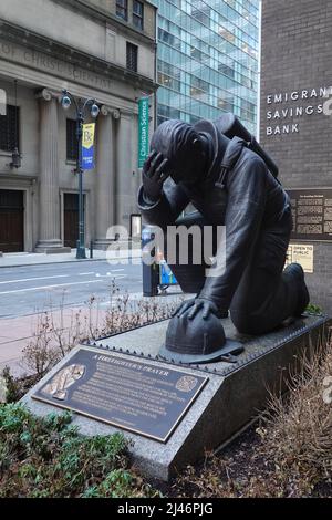 Statue de prière d'un pompier, 43rd Street, Mattatten, New York, Etats-Unis Banque D'Images