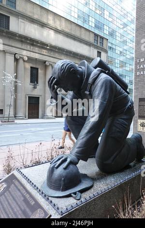 Statue de prière d'un pompier, 43rd Street, Mattatten, New York, Etats-Unis Banque D'Images