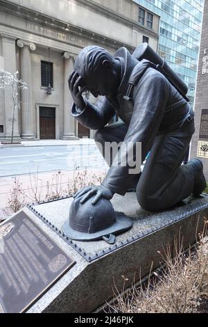 Statue de prière d'un pompier, 43rd Street, Mattatten, New York, Etats-Unis Banque D'Images